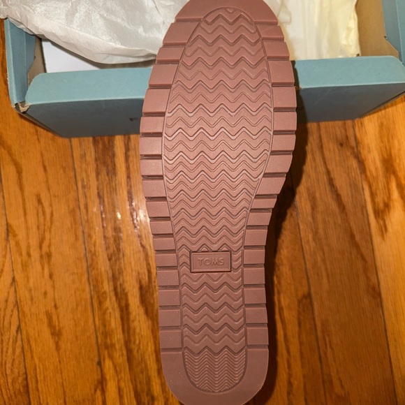 NWT Tom’s Mesa boots with shearling. - Picture 3 of 4